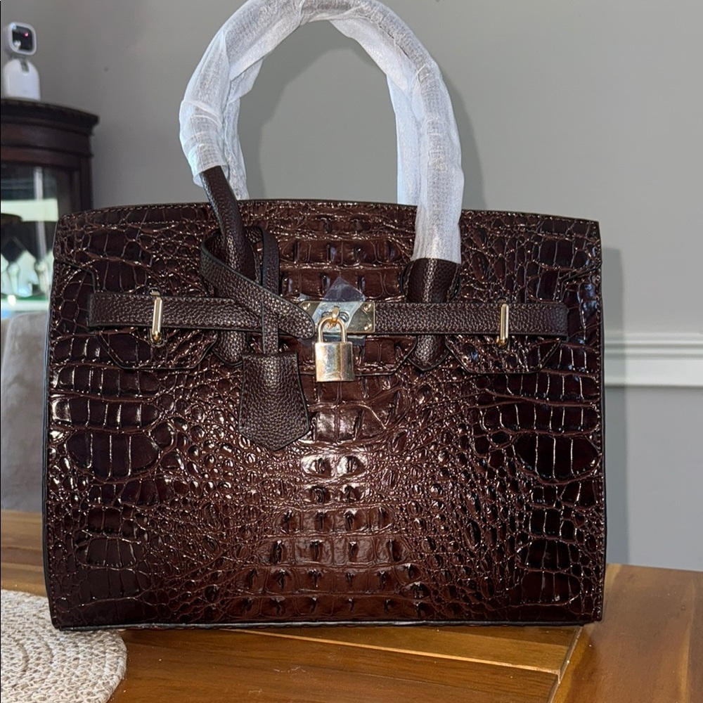 Elegant Crocodile Embossed Handbag / Wirken brand new